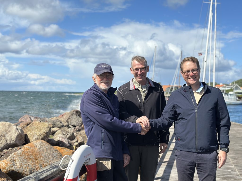 På billedet giver Lars Birk Rasmussen, Ulrik Bremholm LEF og Birger Printz, Lohals Havn, håndslag på en donation på 100.000 kroner.